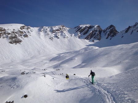 Mitch Tölderer und Bibi Pekarek auf Skiern in einer Winterlandschaft auf einem Hochplateau